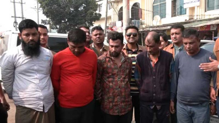 ছিনতাইয়ের পর সরকারি কর্মচারিকে শপথ করালো ডাকাত দল!