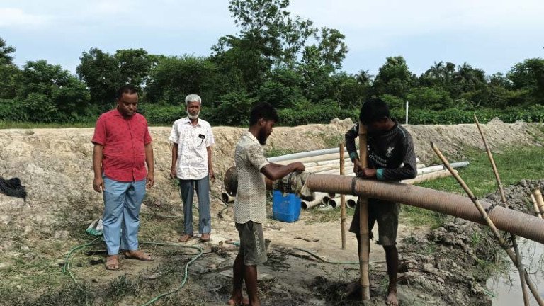 আখাউড়া উপজেলায় ফসলি জমি থেকে ড্রেজার দিয়ে মাটিকাটা থামছে না কিছুতেই!