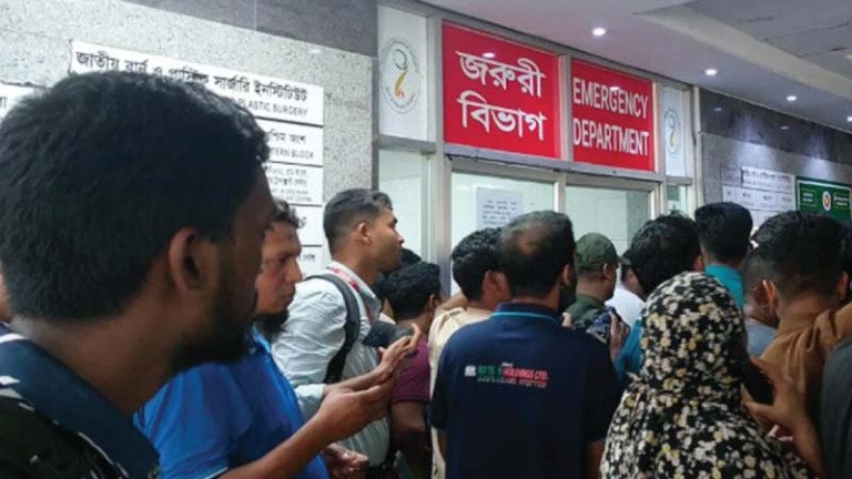 জাতীয় বার্ন ইনস্টিটিউটের সামনে স্বজন ও উৎসুক জনতার ভিড়