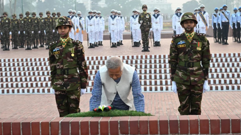 মহান বিজয় দিবসে জাতীয় স্মৃতিসৌধে বীর শহীদদের প্রতি প্রধান উপদেষ্টা ড. মুহাম্মদ ইউনূসের শ্রদ্ধা