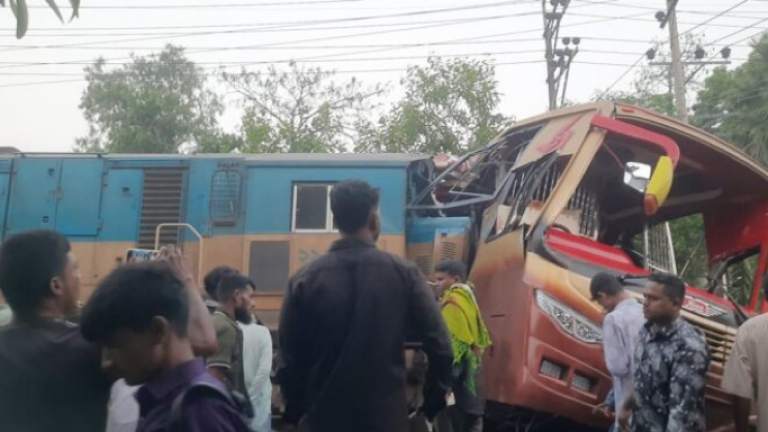 কুমিল্লায় লেভেল ক্রসিংয়ে ট্রেনের ধাক্কায় বাসযাত্রীসহ অন্তত ১২ নিহত