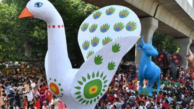 ঢাবিতে শুরু বৈশাখী শোভাযাত্রা, উৎসবমুখর রাজধানীজুড়ে নববর্ষ উদযাপন