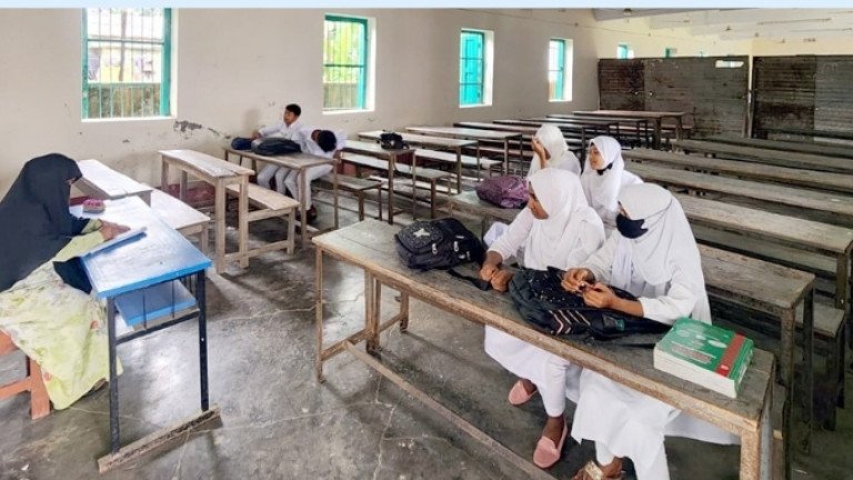 কোচিং বাণিজ্যে জিম্মি সহস্রাধিক শিক্ষার্থী, ক্লাসে উপস্থিতি নেমেছে ১০-৩০ শতাংশে