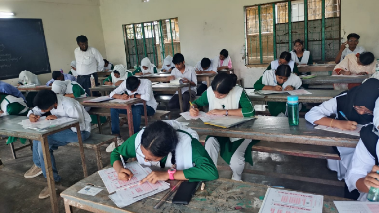 সিসি ক্যামেরায় নকলমুক্ত সুষ্ঠু পরিবেশে কলাপাড়ায় এসএসসি ও সমমানের পরীক্ষা শুরু