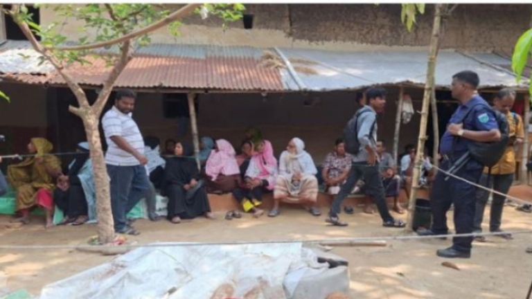 রক্তে ভাসলো ঘর: নওগাঁয় পরিবারের ৪ সদস্যকে হত্যা