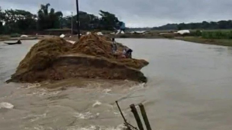 পাহাড়ি ঢলে সুনামগঞ্জে বাঁধ ভেঙে ধানক্ষেত তলিয়ে যাওয়ার আশঙ্কা