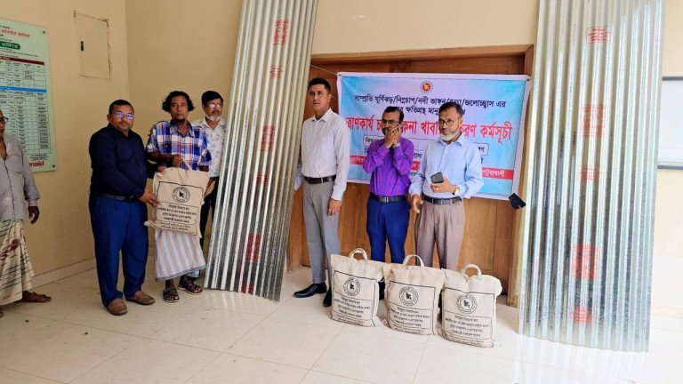 কলাপাড়ায় কালবৈশাখী ঝড়ে ক্ষতিগ্রস্থদের মাঝে ঢেউটিন ও খাদ্য সহায়তা প্রদান