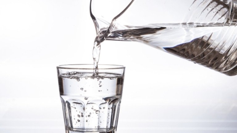 উজ্জ্বল ত্বক ও মেদহীন শরীর চান? শুরু করুন সকালে পানি পানের অভ্যাস