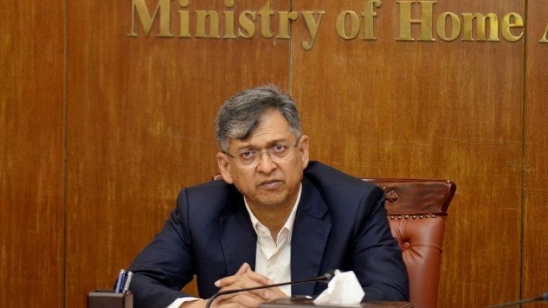 ঢাকাসহ দেশের সব থানাকে দালালমুক্ত করার নির্দেশ স্বরাষ্ট্রমন্ত্রীর