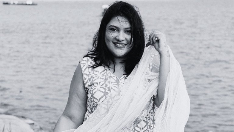 লিভার জটিলতায় মারা গেলেন অভিনেত্রী ও কনটেন্ট ক্রিয়েটর কারিনা কায়সার