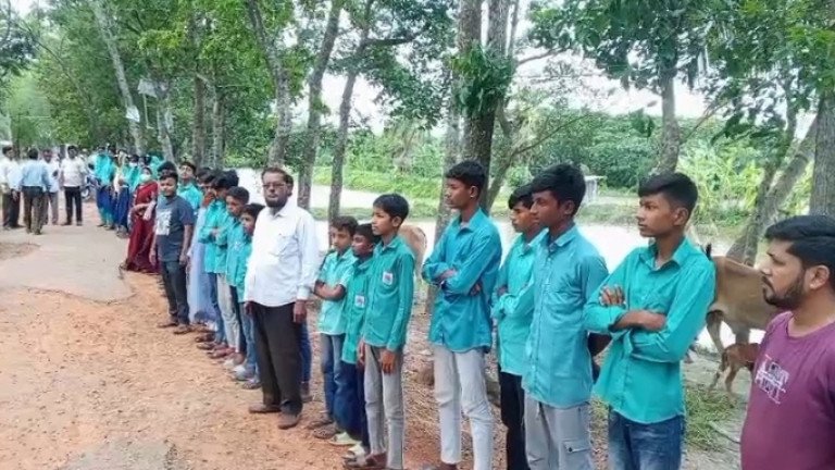 ভাঙাচোরা সড়কে দুর্ভোগ, পাকা রাস্তার দাবিতে শিক্ষার্থীদের মানববন্ধন