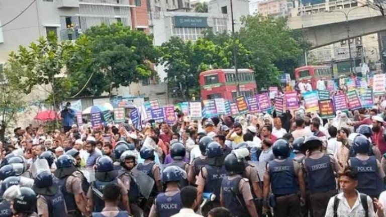 সচিবালয়মুখী মিছিল পল্টনে আটকে দিল পুলিশ, অর্থমন্ত্রীকে স্মারকলিপি