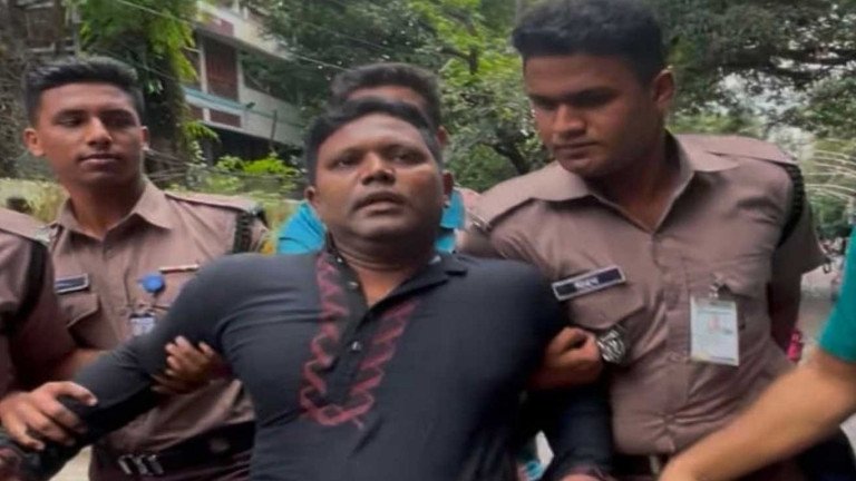 ধানমন্ডি ৩২-এ ফুল দিতে গিয়ে যুবক আটক