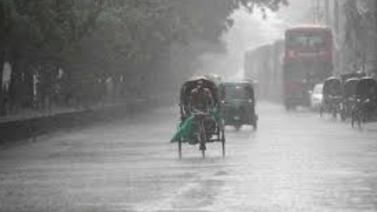 ২৫ জেলায় মৃদু তাপপ্রবাহ, তিন বিভাগে ভারি বৃষ্টির আভাস