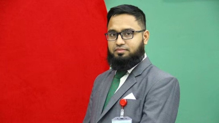 একটা ড্রাইভিং লাইসেন্স, ছয় মাসের দৌড়ঝাঁপ এবং ‘সিস্টেম’ নামের এক গোলকধাঁধা