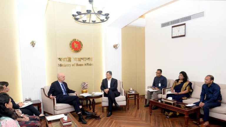 স্বরাষ্ট্রমন্ত্রীর সঙ্গে আইআইএমএম প্রধান নিকোলাস কৌমুজিয়ান এর সৌজন্য সাক্ষাৎ