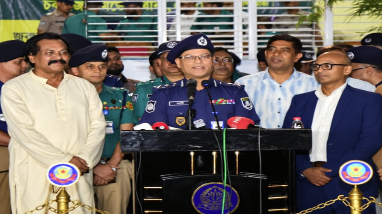 পূজামণ্ডপে শান্তিপূর্ণ পরিবেশ, গুজব থেকে সতর্ক থাকার আহ্বান আইজিপির